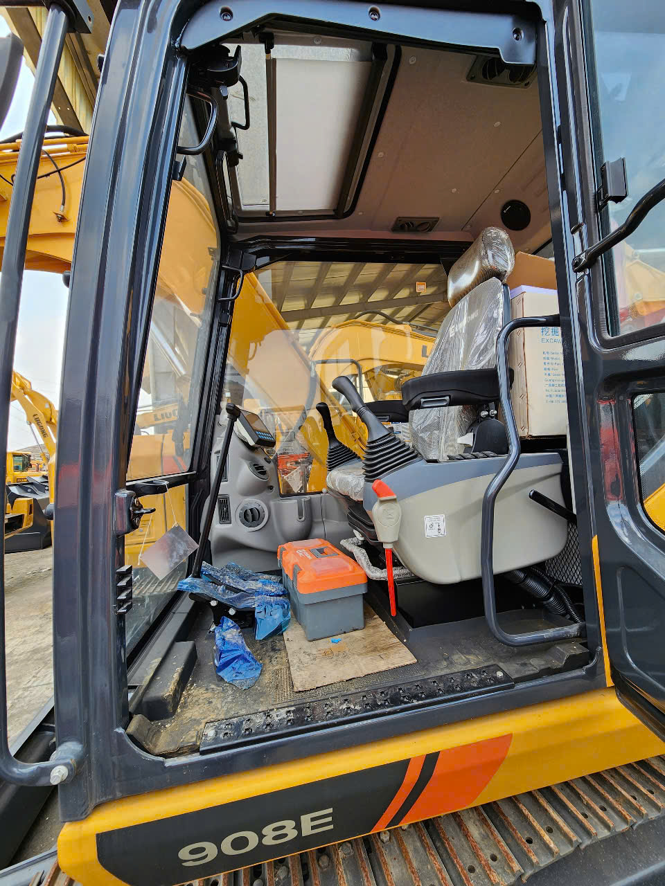 MÁY XÚC ĐÀO LIUGONG CLG908E