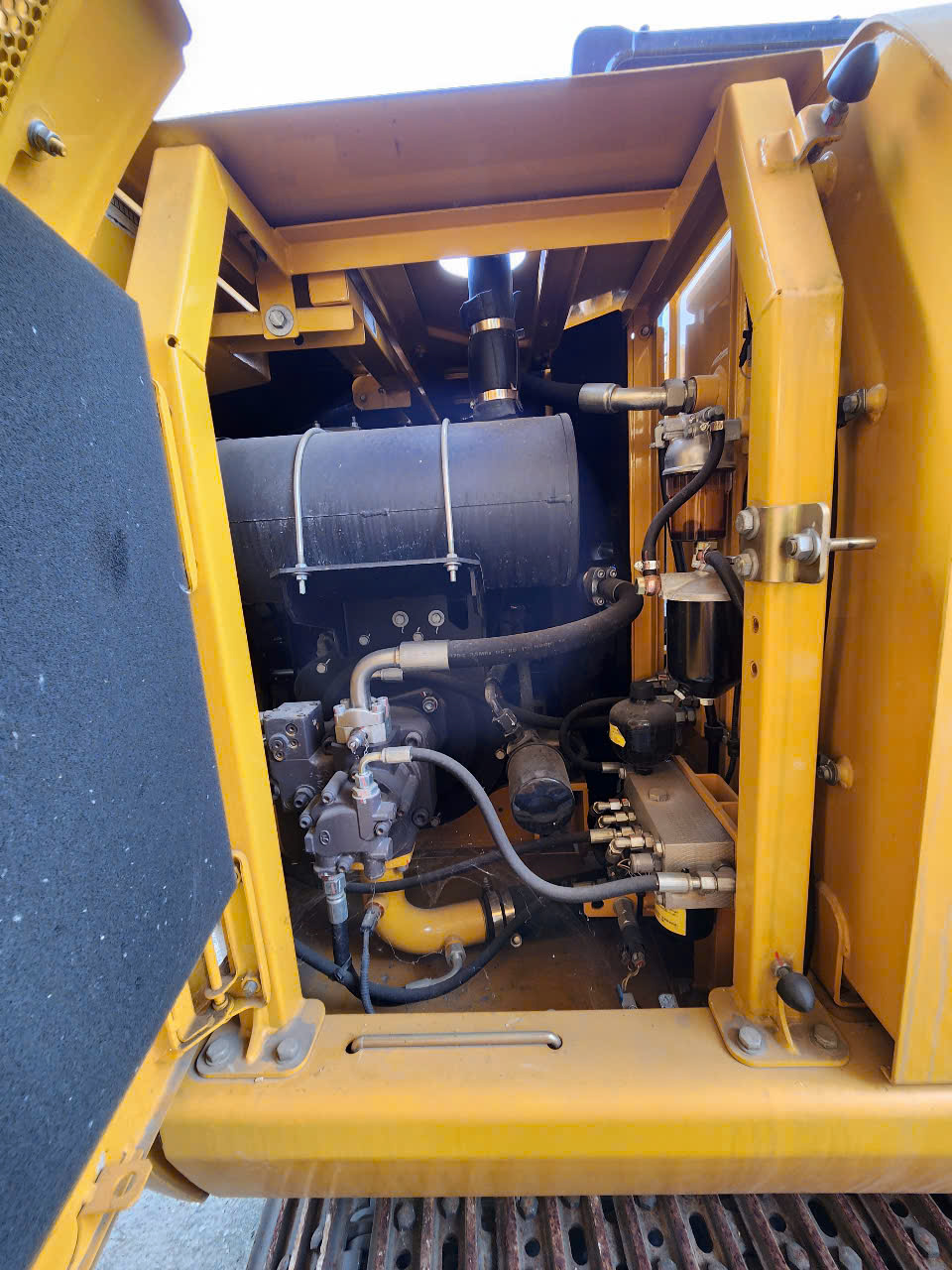 MÁY XÚC ĐÀO LIUGONG CLG908E