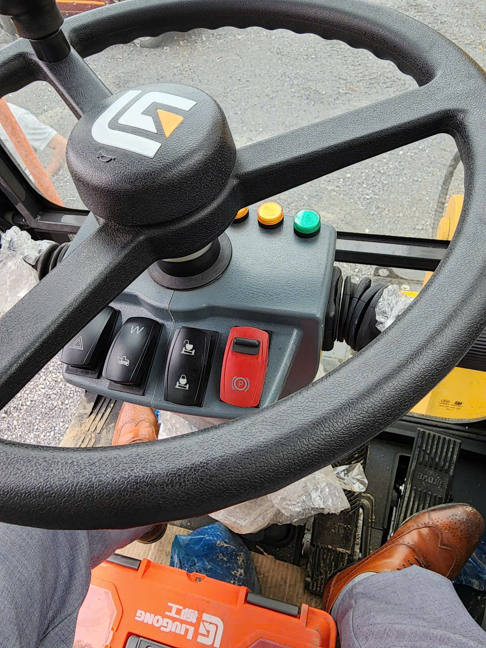 MÁY XÚC ĐÀO LIUGONG CLG906FW