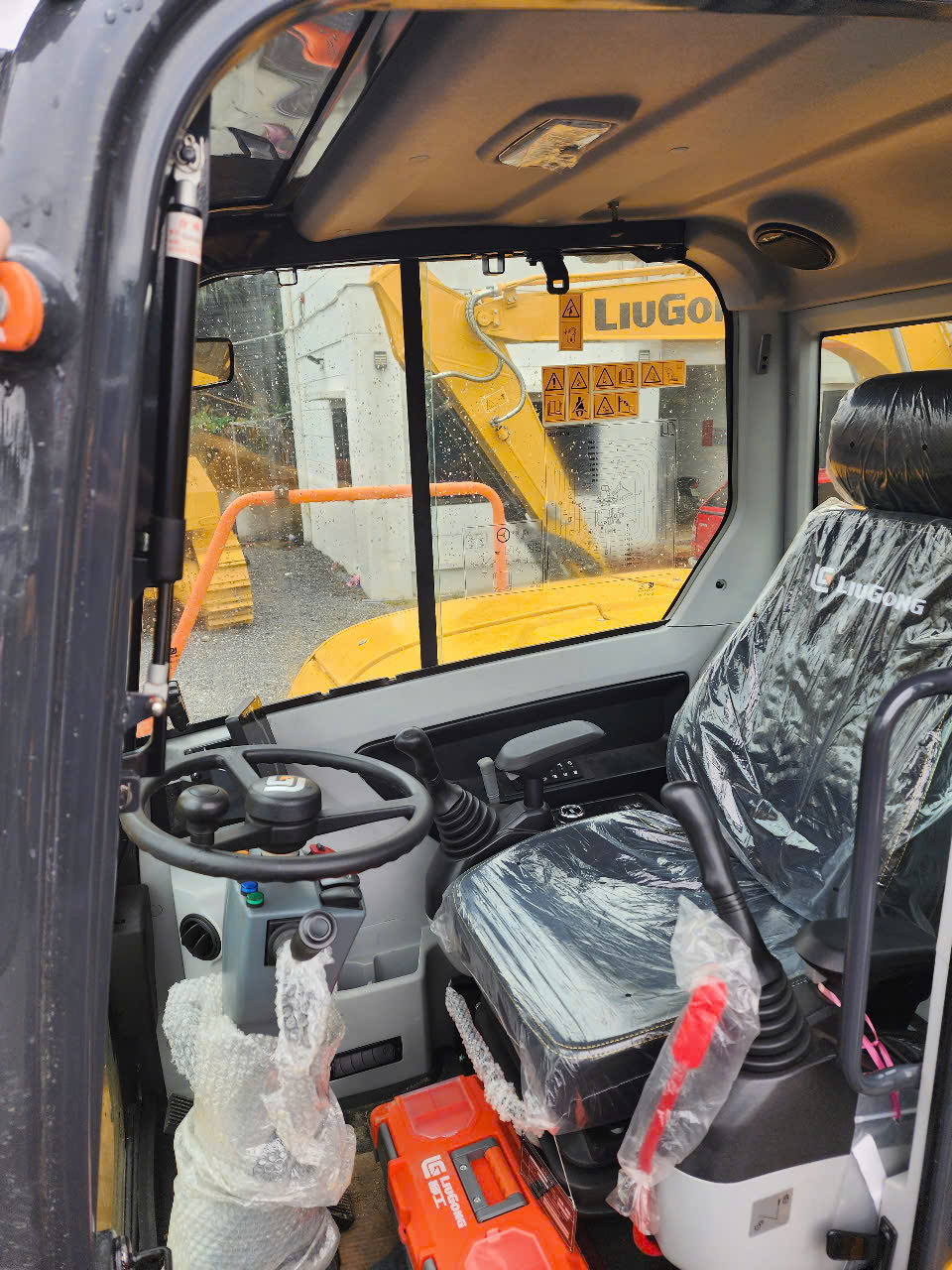 MÁY XÚC ĐÀO LIUGONG CLG906FW