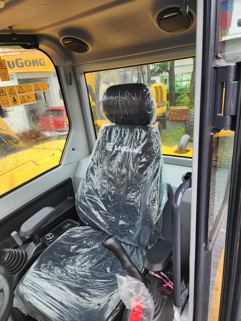 MÁY XÚC ĐÀO LIUGONG CLG906FW