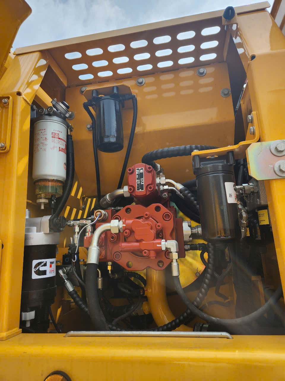 MÁY XÚC ĐÀO LIUGONG CLG915F