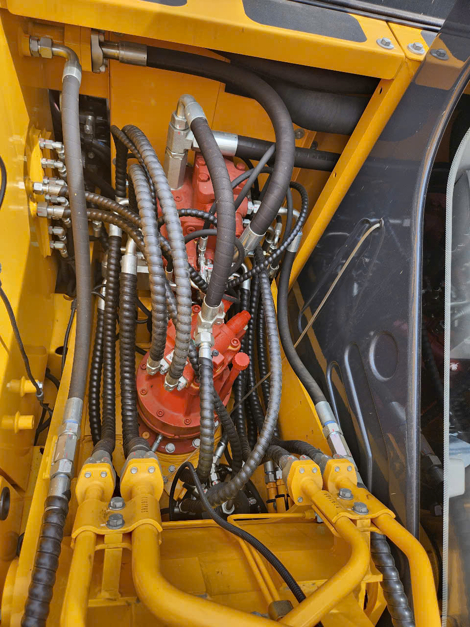 MÁY XÚC ĐÀO LIUGONG CLG915F